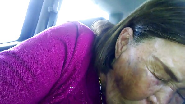 Böyük saxta döşləri olan sarışın vanna otağında sikilir