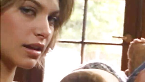 Seksual bir cüt döşə malik qaraşın açıq havada cumshot edir