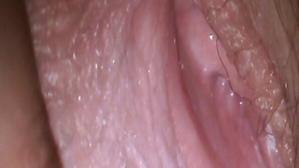 Böyük döşləri olan bir qaraşın bir anda bir neçə oğlanı sevindirir