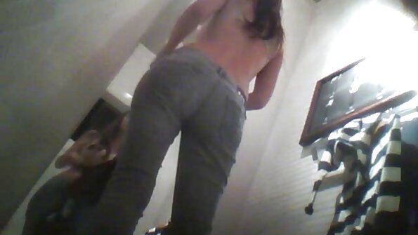 Sifətində seksual görünüşü olan cazibədar sarışın anal seks edir