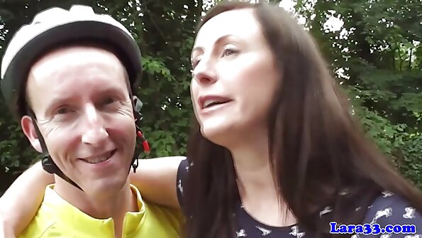 Panda kostyumunda qayış olan oğlan qızğın yeniyetməni döyür