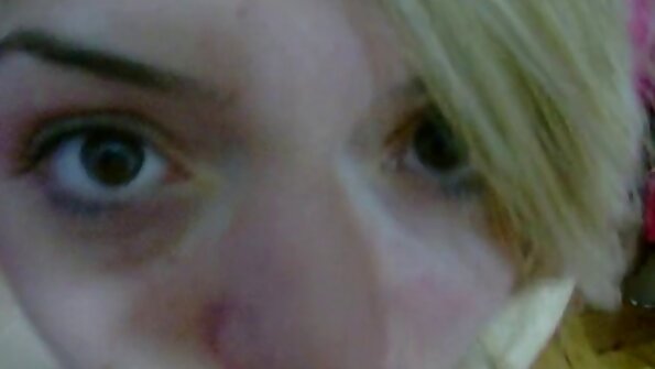 Aidra Fox göt sikilmiş və əlcəkli adam tərəfindən boğulmuş