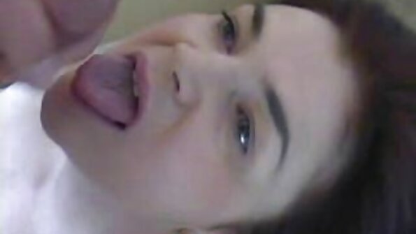 Seksual götü olan latina qadın bədənində xoruz hiss edir