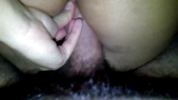 Asiyalı qadın zərbə vurur və kovboy kimi xoruza minir