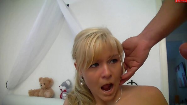 Təraşlı amcığı olan kiçik döşlü sarışın öz pişiyini bəyənir