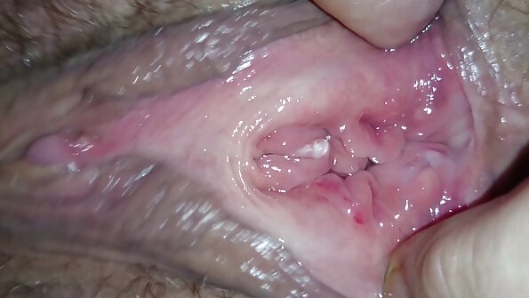 Solo qız bu gün ətli amcıq dodaqlarında bir dildo itələyir