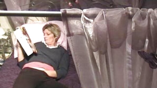 Rəngarəng corablı qaraşın Latina babe böyük pekerə minir