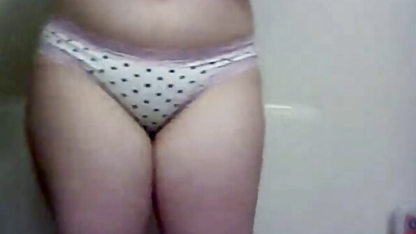 Bimbo qara cücə öz pişiyini xoruz tərəfindən dağıdılır