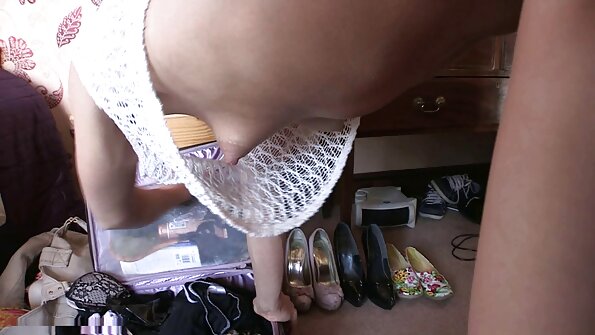 Nəhəng döşləri və böyük məmələri olan bimbo sevgilisi tərəfindən nüfuz edir