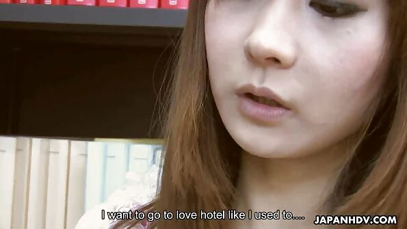 Gözəl görünən döşləri olan sarışın cücə xoruzun üstündə oturur