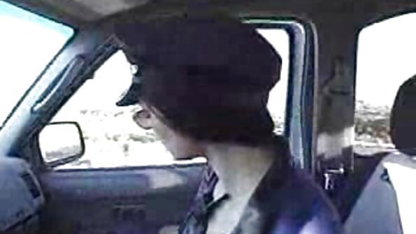 Sarışın böyük bir xoruzla qoca bir dostun yanındadır və onu əmizdirir