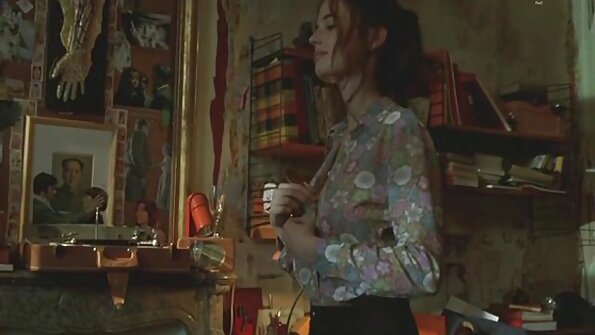 Bir ətli amcıqlı bir sarışın onun yaş pişikində seks oyuncağı alır