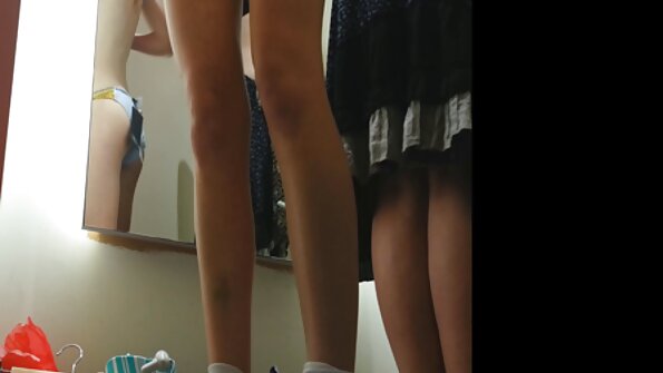 Böyük döşləri olan sarışın bir xoruz çəkir və onu sikir