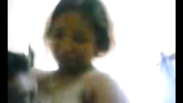 Təbii döşləri olan bir sarışın sevmək üçün kiçik amçığını açır