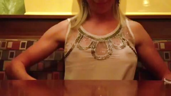 Qaraşın bir sik divanda onun sıx dəyirmi götünü itələyir