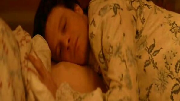 Böyük yuvarlaq götlü cücə sərt xoruz tərəfindən döyülür