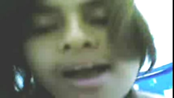 Yaraşıqlı ağzı olan qızğın yeniyetmə sarışın böyük bir peker əmməkdədir