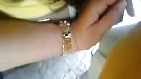 Cazibədar yeniyetmə həvəskar onun yaraşıqlı kişisi tərəfindən çox yaxşı dırnaqlanır