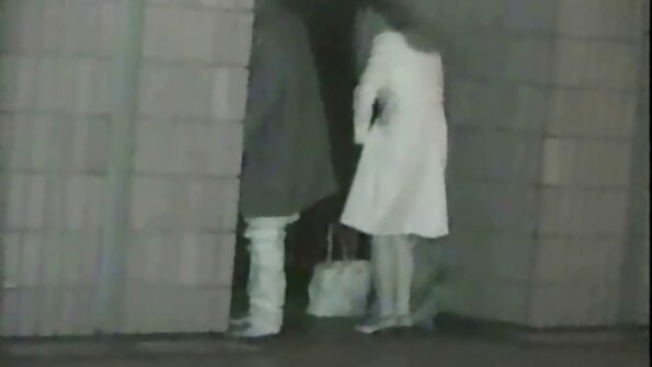 Bimbo əlləri ilə böyük bir sik hiss edir və sikilir