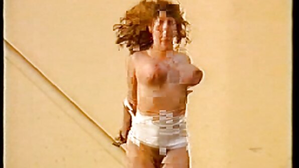 Qara kişi sarışın qancığa nəyə qadir olduğunu göstərir