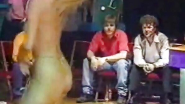 Gözəl pişik və seksual bədəni olan sarışın körpə yaxşı sikilir