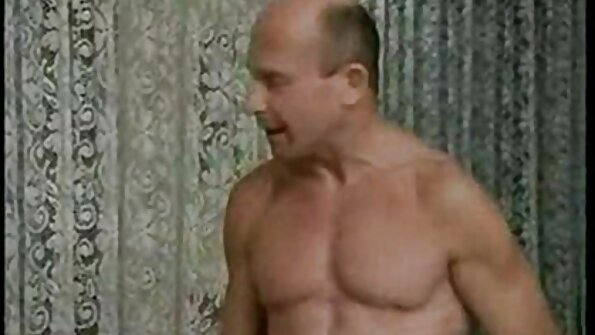 Bir sarışın, sikişmək üçün formasını çıxarır