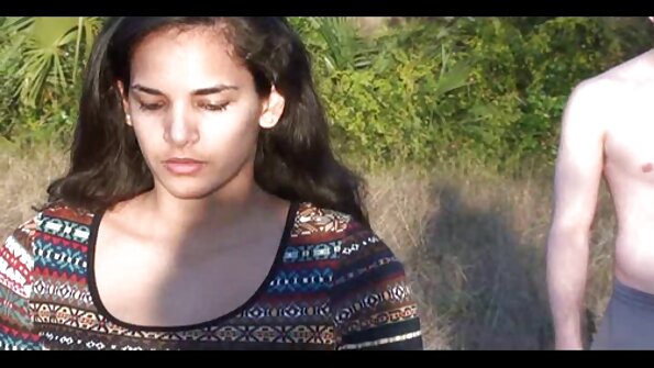 Bütün pişik üzərində krem ​​almağı sevən bir sarışın nüfuz edir