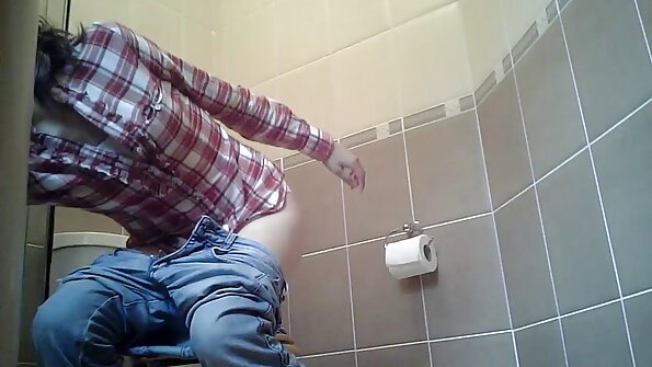 Cütlük yeniyetməni çılpaq alır və sonra onunla üçlü olurlar