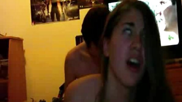 Sevimli həvəskar maşının arxasına oturur və o, sik qəbul edir