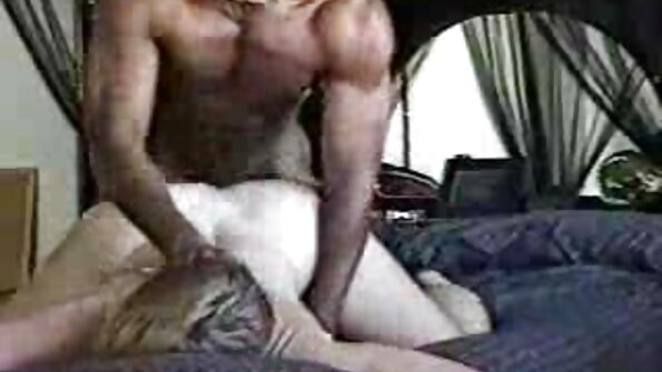 Sivri məmələri olan kiçik bimbo çox çətin sikişilir