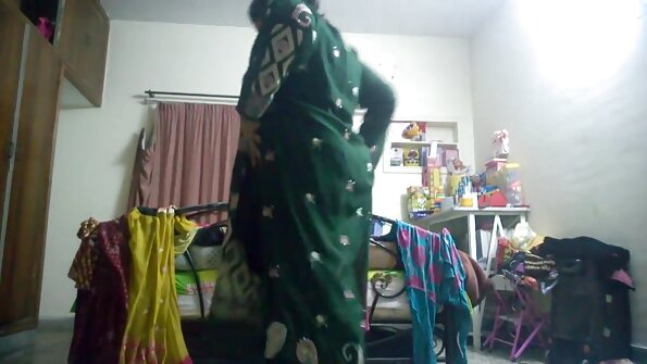 Nəhəng solğun döşləri olan sarışın xanım, tan xətləri ilə öz pişiyini sikdirir