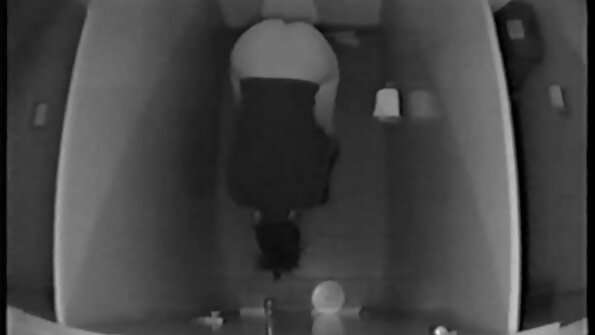 Esmer lezbo balaları divanda isti iclas keçirir