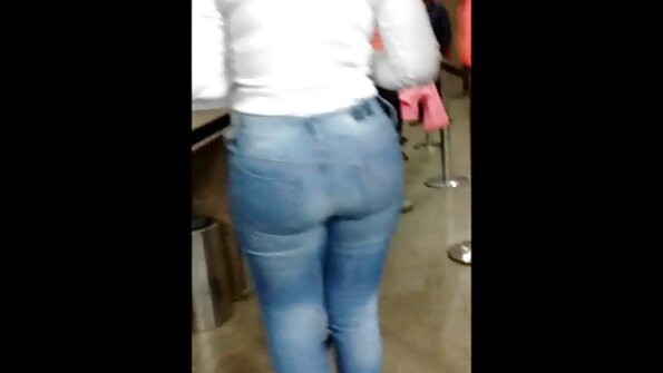 Böyük bir eşşək fahişə onun götünə bir az sperma alır və onu ovuşdurur