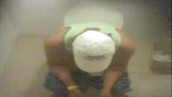 İncə yuvarlaq götlü bimbo iki oğlanla seksual səhnə çəkir