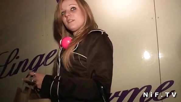 Sarışın milf bizə bu üçlükdə squirter olduğunu göstərir