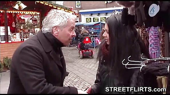 Əlində saçlı bir sarışın həqiqətən dərindən sevilir