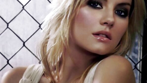 Şirəli eşşəyi olan qaraşın qadın kişisi və oyuncaqları ilə oynayır