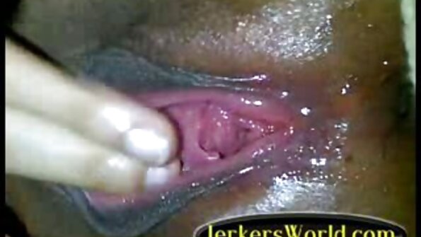 Böyük döşləri olan bir qaraşın onun pişiyinə dərindən nüfuz edir