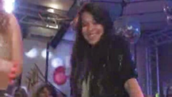 Seksual götü olan bir qız yaş pişiyində it stilində seks alır