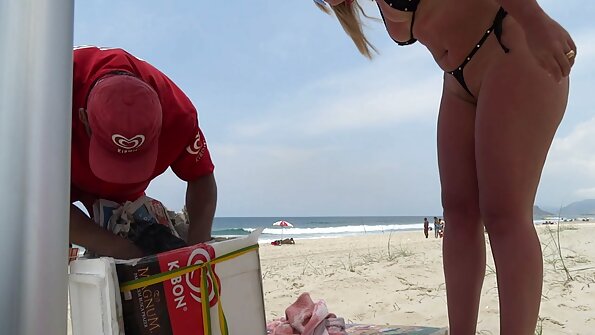 Həvəskar şaftalı təcrübəli porno aktrisa və aktyor tərəfindən öyrədilir