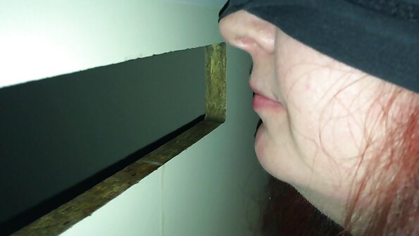 Böyük döşləri olan seksual sarışın yaş pişik dodaqlarını masaj edir