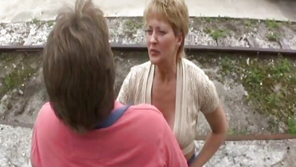 Sarışın və qaraşınlar yataq otağında böyük bir xoruza qulluq edirlər