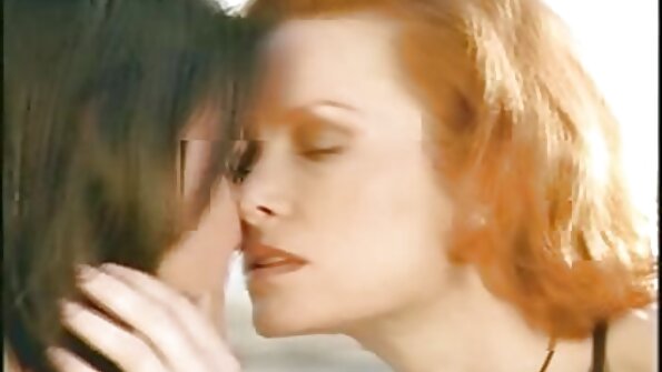 Gözəl yuvarlaq götlü sarışın sevgilinin sərt döyülməyə ehtiyacı var