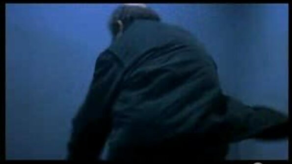 Böyük döşləri olan bir körpə mətbəxdə öz pişiyində xoruz qəbul edir