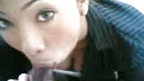 Bir sarışın banyoda ağzına böyük sik alır