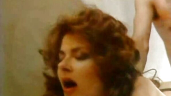 Sarışın idman zalındadır və o, avadanlıqla sıxılır