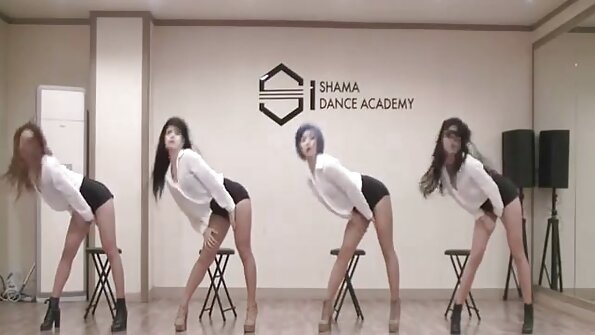 Bir qaraşın əmmək və nəvaziş etmək üçün ağzına böyük bir sik alır