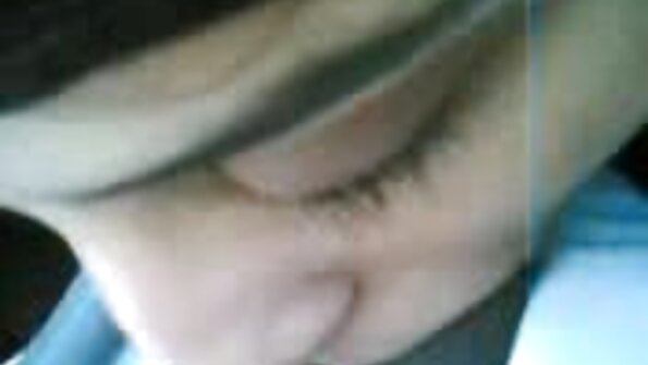 Bir qaraşın dəri divandadır və onu bərk döyür