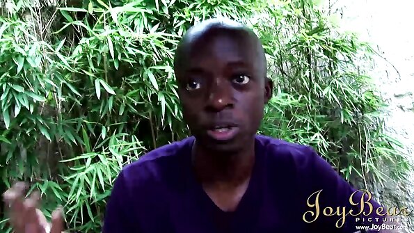 Orta ölçülü təbii döşləri olan qaraşın bir dostuna xidmət edir