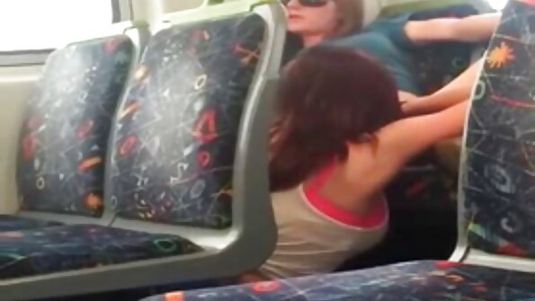 Yaş saçlı qaraşın qadın partnyorlarına zərbə vurur